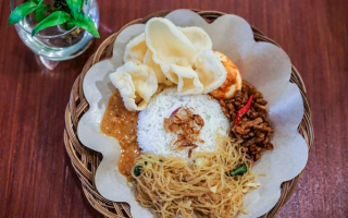 Seporsi nasi uduk lengkap dengan lauk-pauk khas Jakarta.