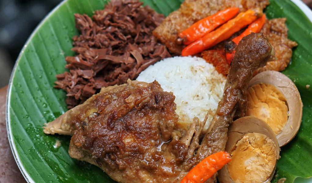 Sepiring Gudeg Yogyakarta lengkap dengan telur, ayam, dan sambal krecek.
