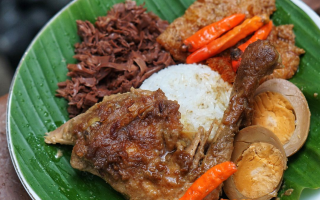 Sepiring Gudeg Yogyakarta lengkap dengan telur, ayam, dan sambal krecek.