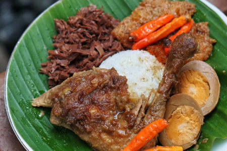 Sepiring Gudeg Yogyakarta lengkap dengan telur, ayam, dan sambal krecek.